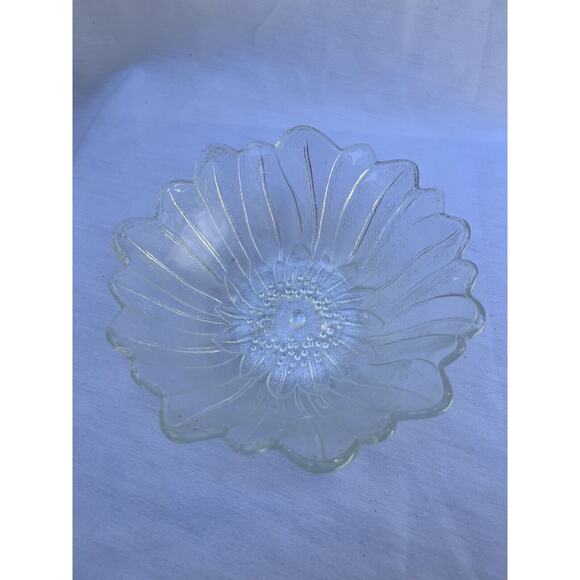 Vintage Indiana Glass Wild Rose Serving bowl - clear pressed glass - Set Of 2 - Picture 3 of 8